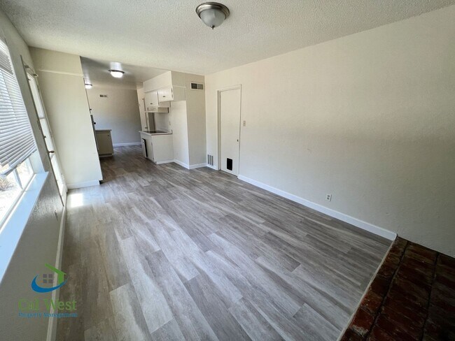 Building Photo - 10600 E Estates Dr