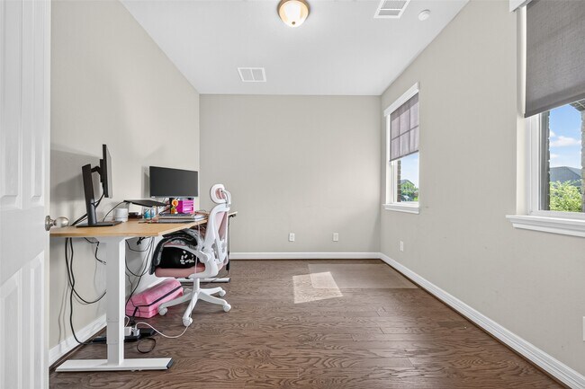 Building Photo - 17027 Bainham Forest Trl