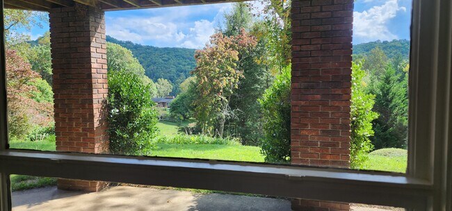 Building Photo - 910 Old Fort Rd