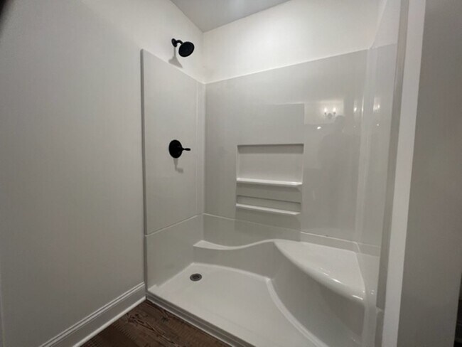 Building Photo - MOVE IN READY