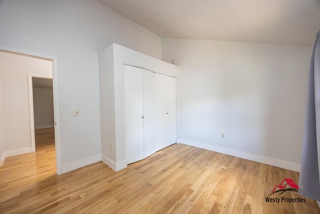 Building Photo - 2407 NE Skidmore St