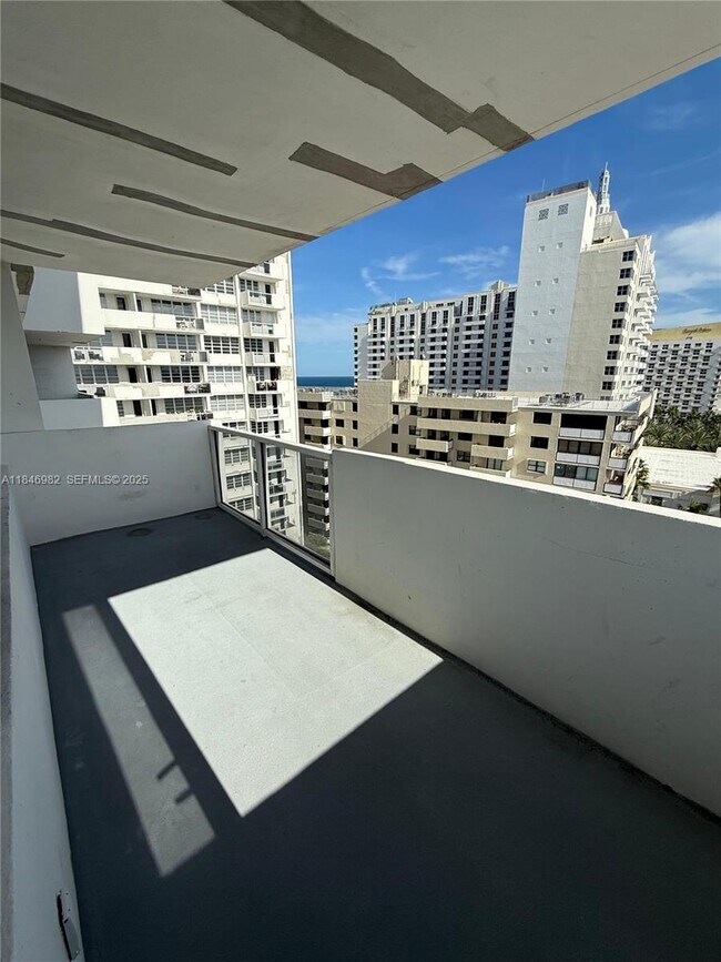 Building Photo - 100 Lincoln Rd