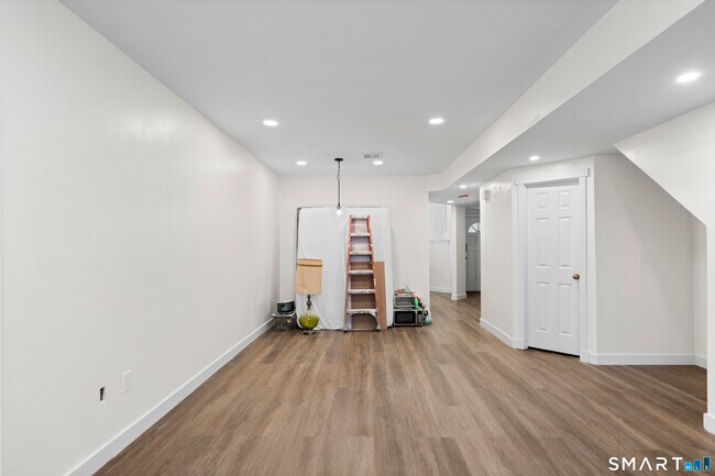 Building Photo - 136 Maple Ave