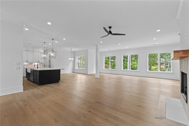 Building Photo - 6120 Hutchins Dr