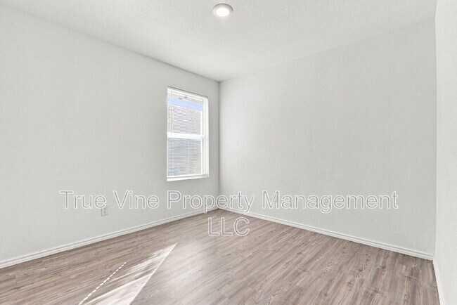 Building Photo - 2906 Millikan Dr