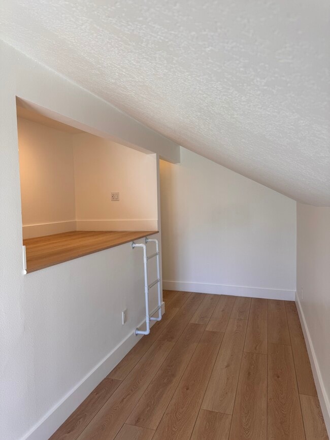 Building Photo - 23940 Vía Rosa Linda