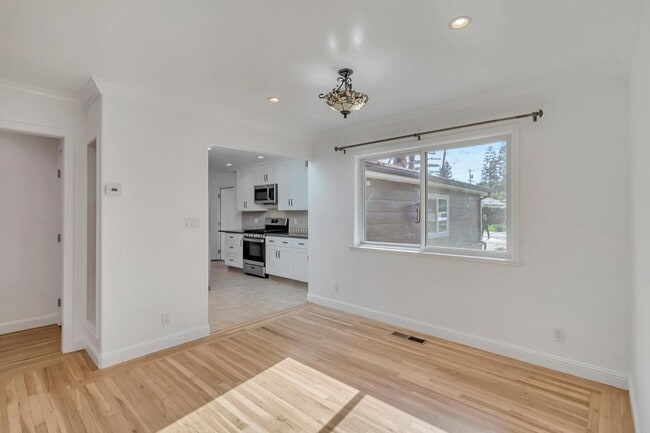 Building Photo - 123 Dunsmuir Way