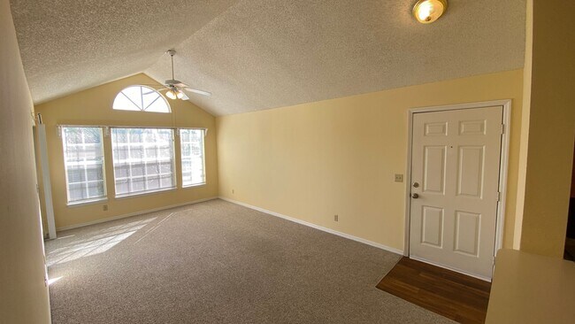 Building Photo - One Bedroom One Bath Condo in Tradewinds a...
