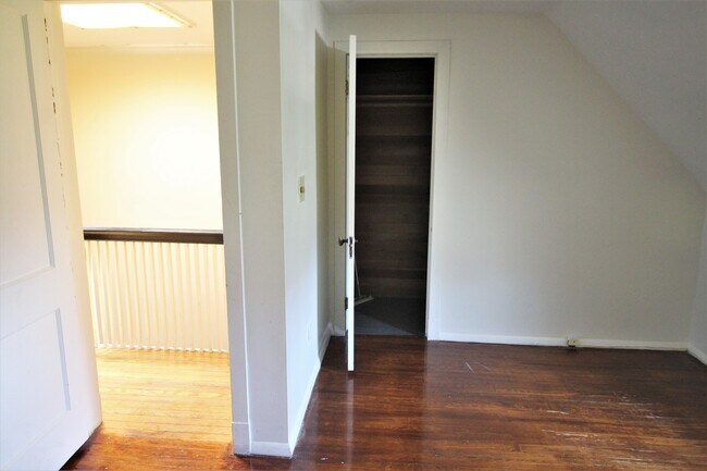 Building Photo - 2026/2027 Off-Campus JHU Spacious 5bd/2ba Rowhome OSP & W/D! Available 6/8