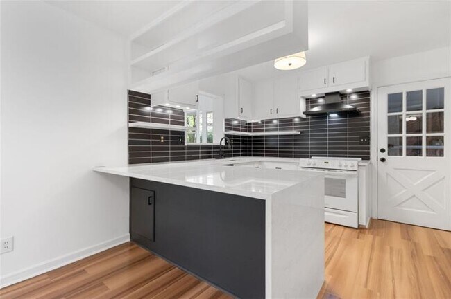 Building Photo - 2958 Harcourt Dr
