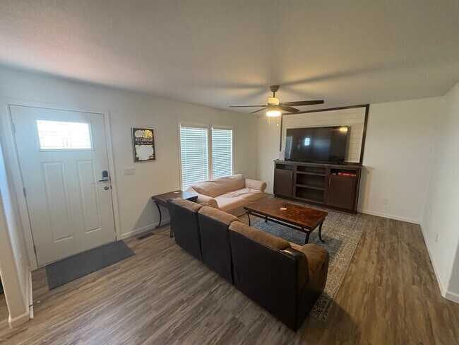 Building Photo - Country living on 4.4 acres 3 bedrooms and...