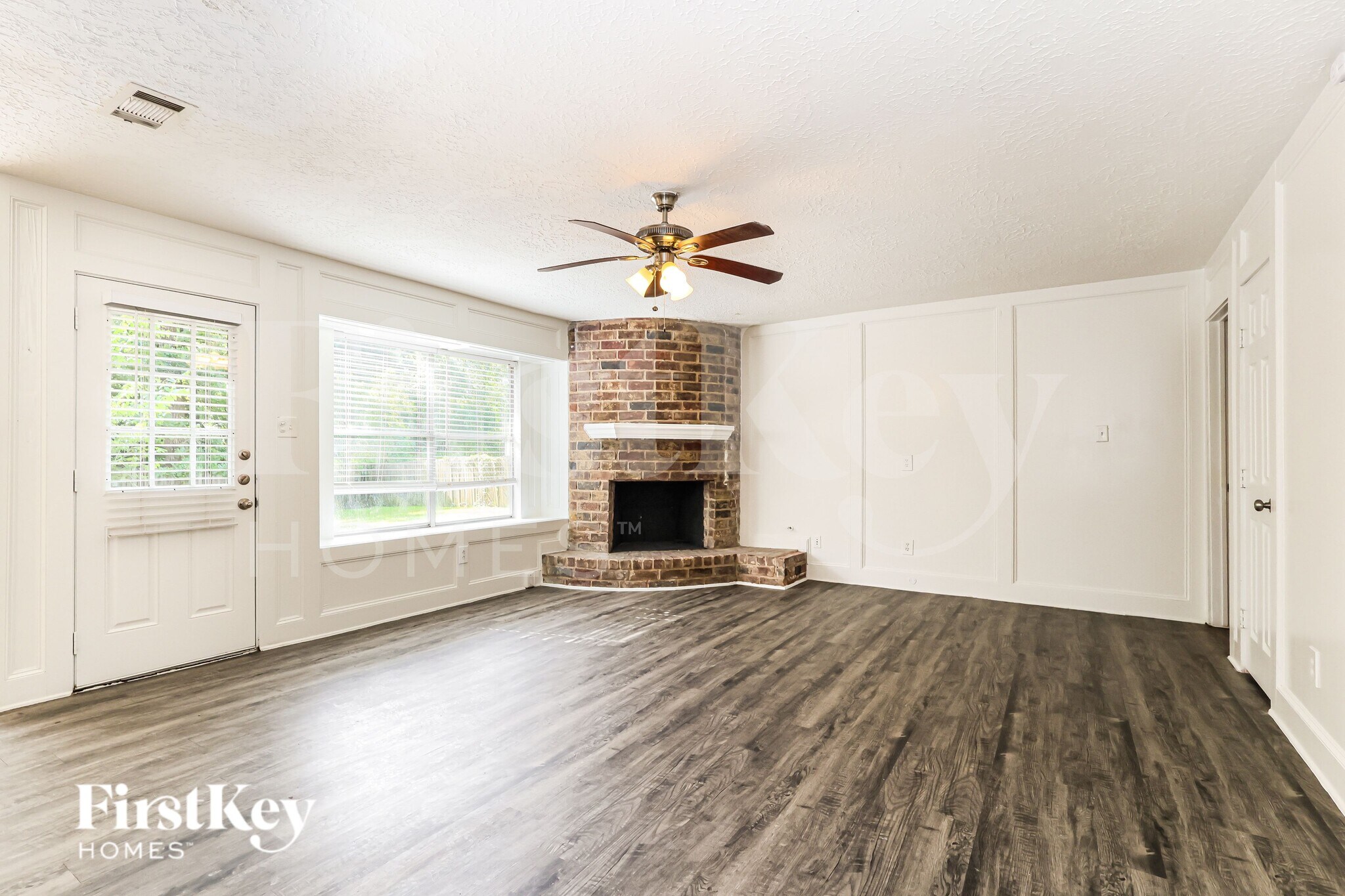 Building Photo - 24106 Creekview Dr