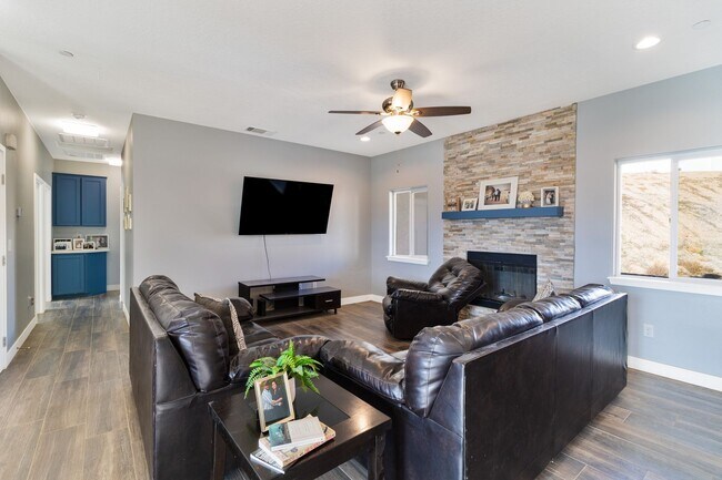 Building Photo - Beautiful 4 Bed 3 Bathroom