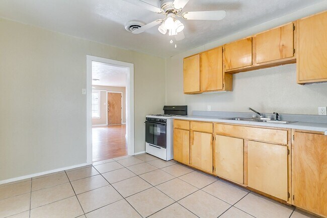 Building Photo - Ready for New Tenants- 2 bedroom 1 bath with an Additional Flex Room  Minutes from TCU- 76109