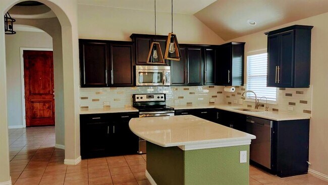 Building Photo - 1000 Farmhouse Dr