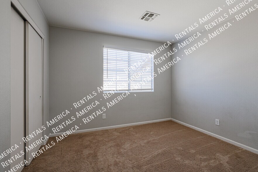 Building Photo - 7441 W Fleetwood Ln