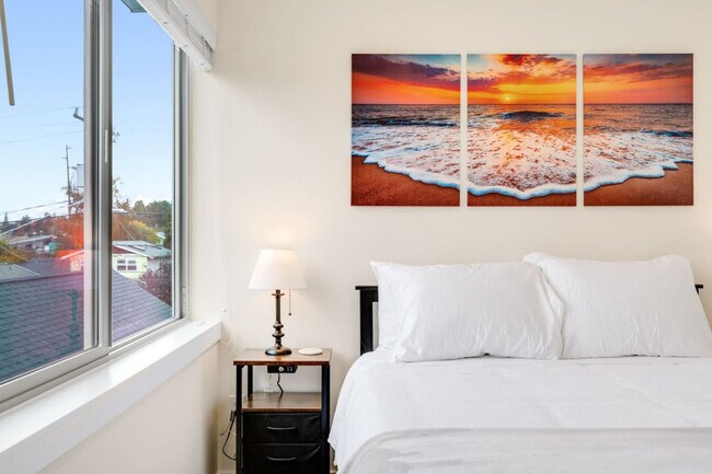 Building Photo - 823 NE 70th St