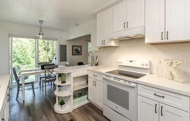 Building Photo - Charming Downtown Gig Harbor Retreat