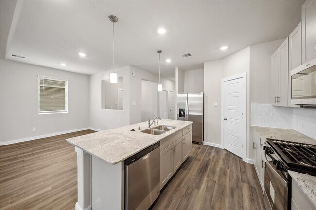 Building Photo - 18033 Martin Pines Dr