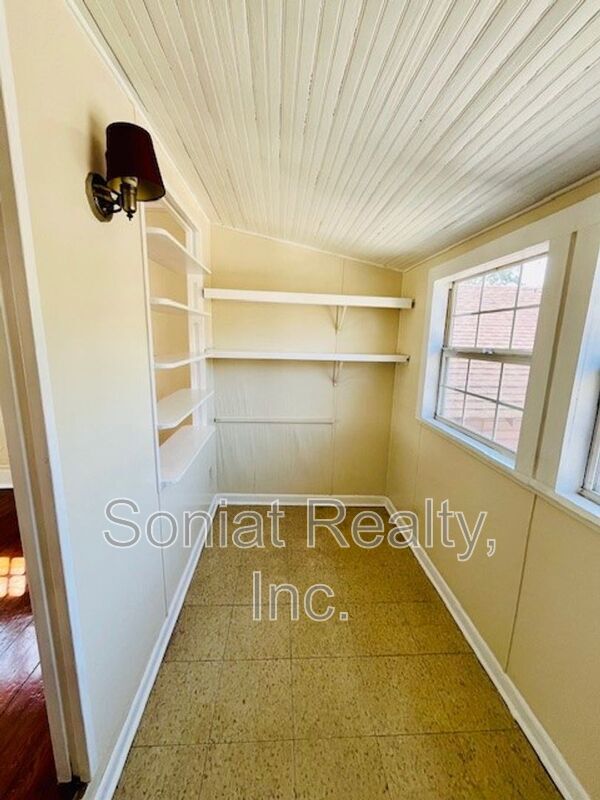 Building Photo - 815 Dante St