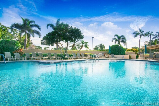 Building Photo - 5355 10th Fairway Dr