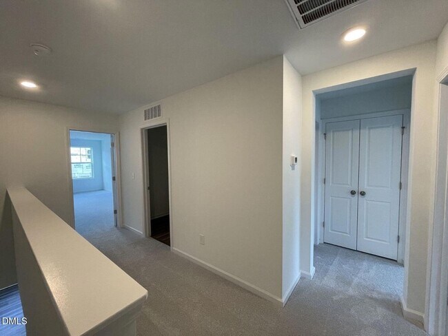 Building Photo - 213 Lily Patch Ln