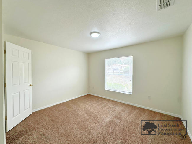 Building Photo - 5853 Charlton Dr