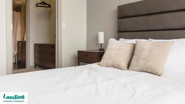 Building Photo - 5800 Highlands Plaza Dr