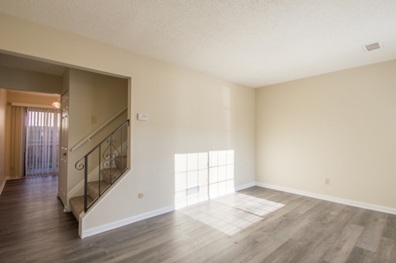 Building Photo - 221 Peppertree Ln