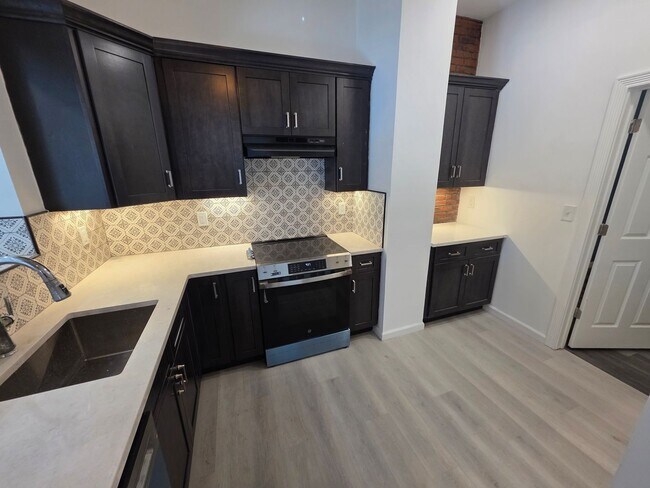 Building Photo - Newly Renovated 3 Bedroom Apartment - Poug...