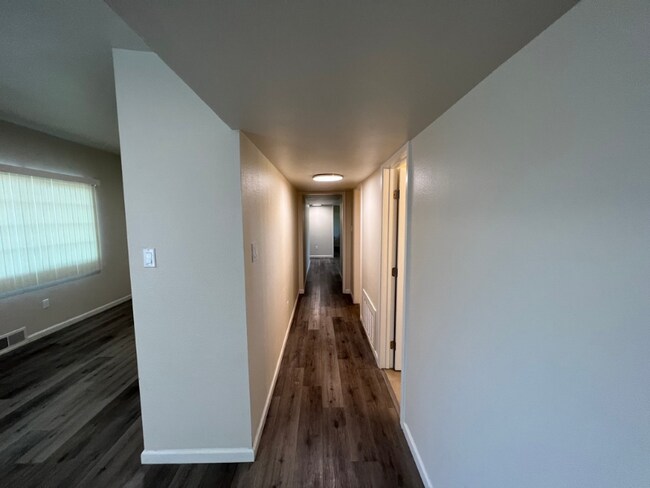 Building Photo - 924 N Van Ness Ave