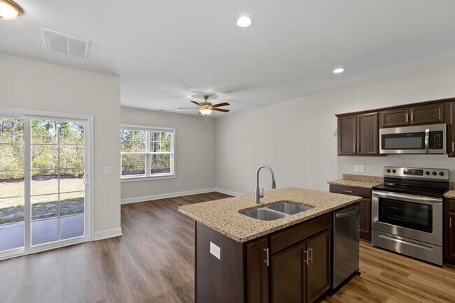 Building Photo - Beautiful Townhome!