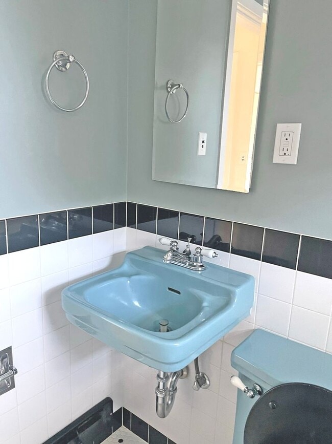 Building Photo - Remolded Mid-Town / South-West location wi...