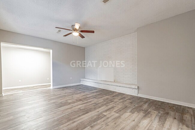 Building Photo - NOW OFFERING FIRST FULL MONTH FREE!