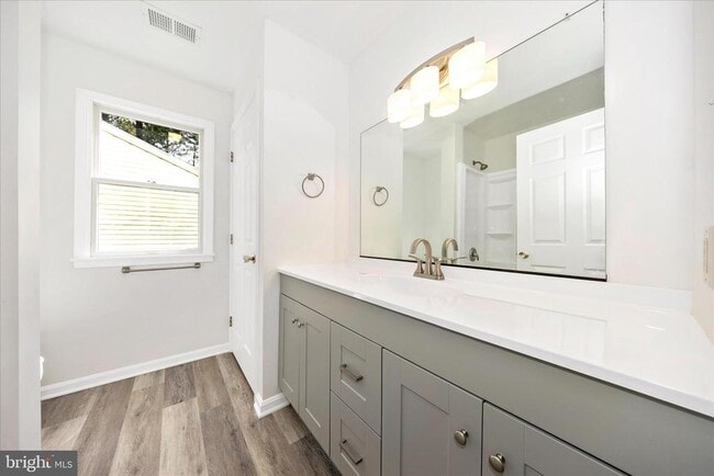 Building Photo - 1552 Crest View Ave