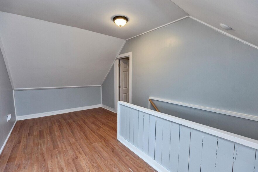 Building Photo - 27 School, D