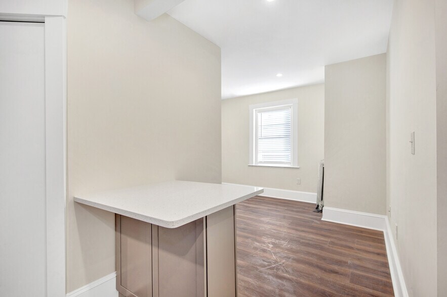 Building Photo - 105 School St