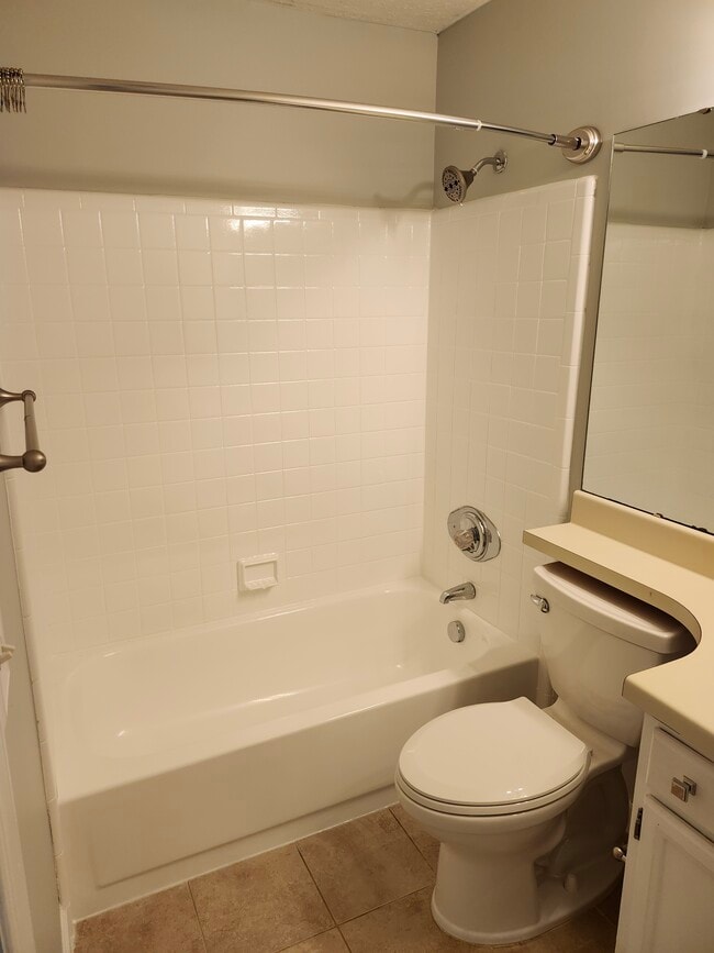 Building Photo - 203 Oak Hollow Ct