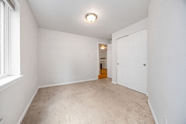 Building Photo - Location, Location!! 2-bedroom Condo in Ma...