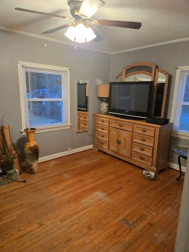 Building Photo - 121 Shore Dr