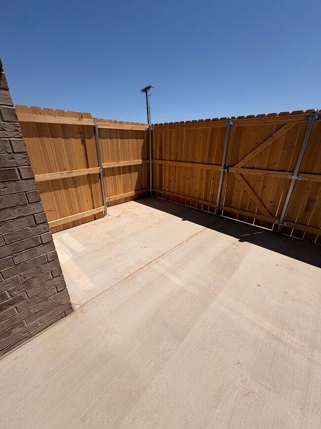Building Photo - Stunning New 3/2 Townhomes