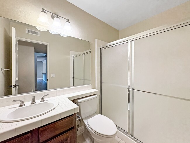 Building Photo - Beautiful 4B/3BA House w/ 2 Car Attached G...