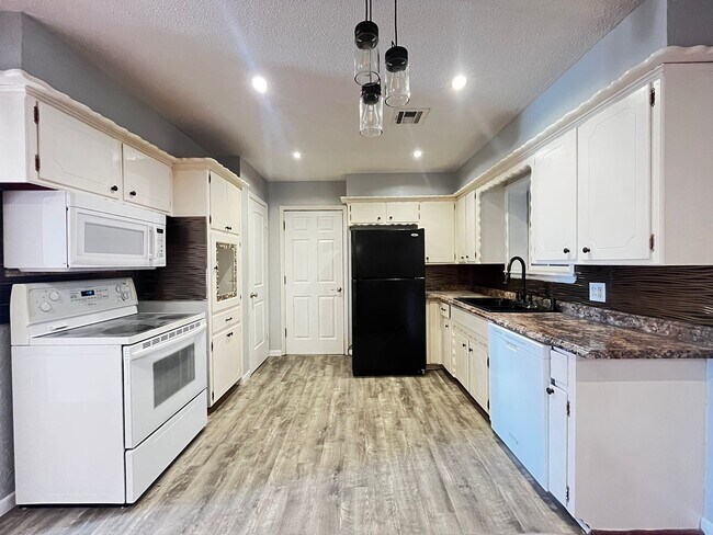 Building Photo - 4807 NW Cheyenne Ave