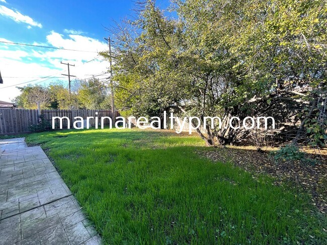 Building Photo - 4 Bedroom 2 Bath Single Family Home