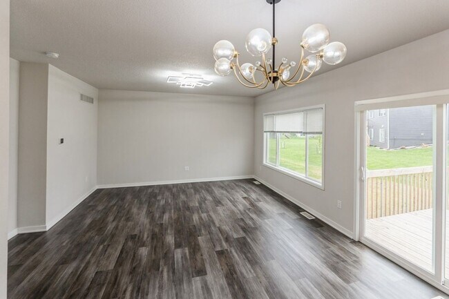 Building Photo - PERFECT LOCATION!!  3 Bedroom, 2.5 Bathroom Home in Urbandale!