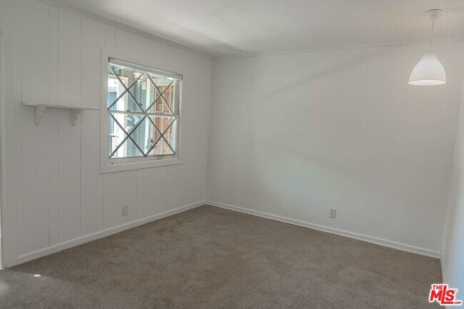 Building Photo - 18643 Strathern St