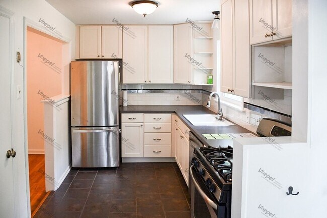 Building Photo - 3 Bed, 1 Bath Home with Garage in Prime Kansas City Location
