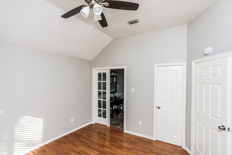 Building Photo - 5122 Eastcreek Dr