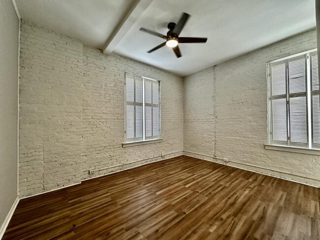 Building Photo - 229 N Poplar St