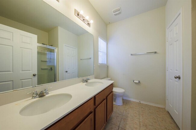 Building Photo - 132 Thrasher Cv